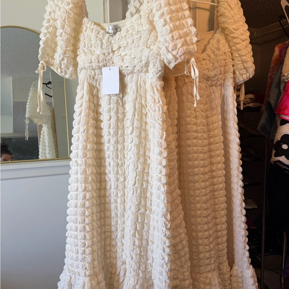 Never worn- bought 2! Cream Textured Puff-Sleeve Maxi Dress- Selling the new one - Picture 3 of 3